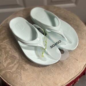 OOFOS OOlala Thong Sandals in Mint Green Sz 7